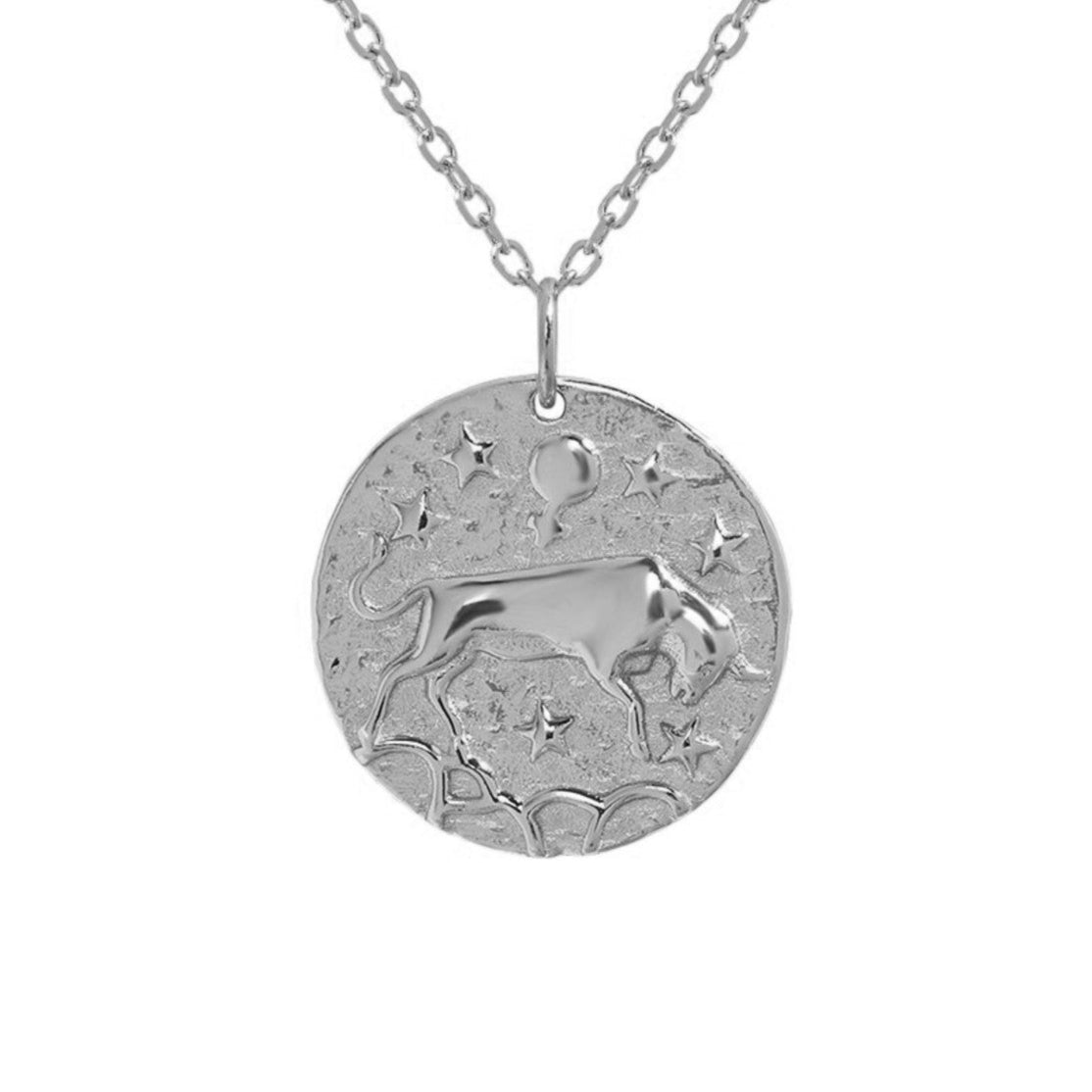 Gros plan sur un collier Taureau en finition rhodium, relief raffiné. Idée cadeau femme ou ado.